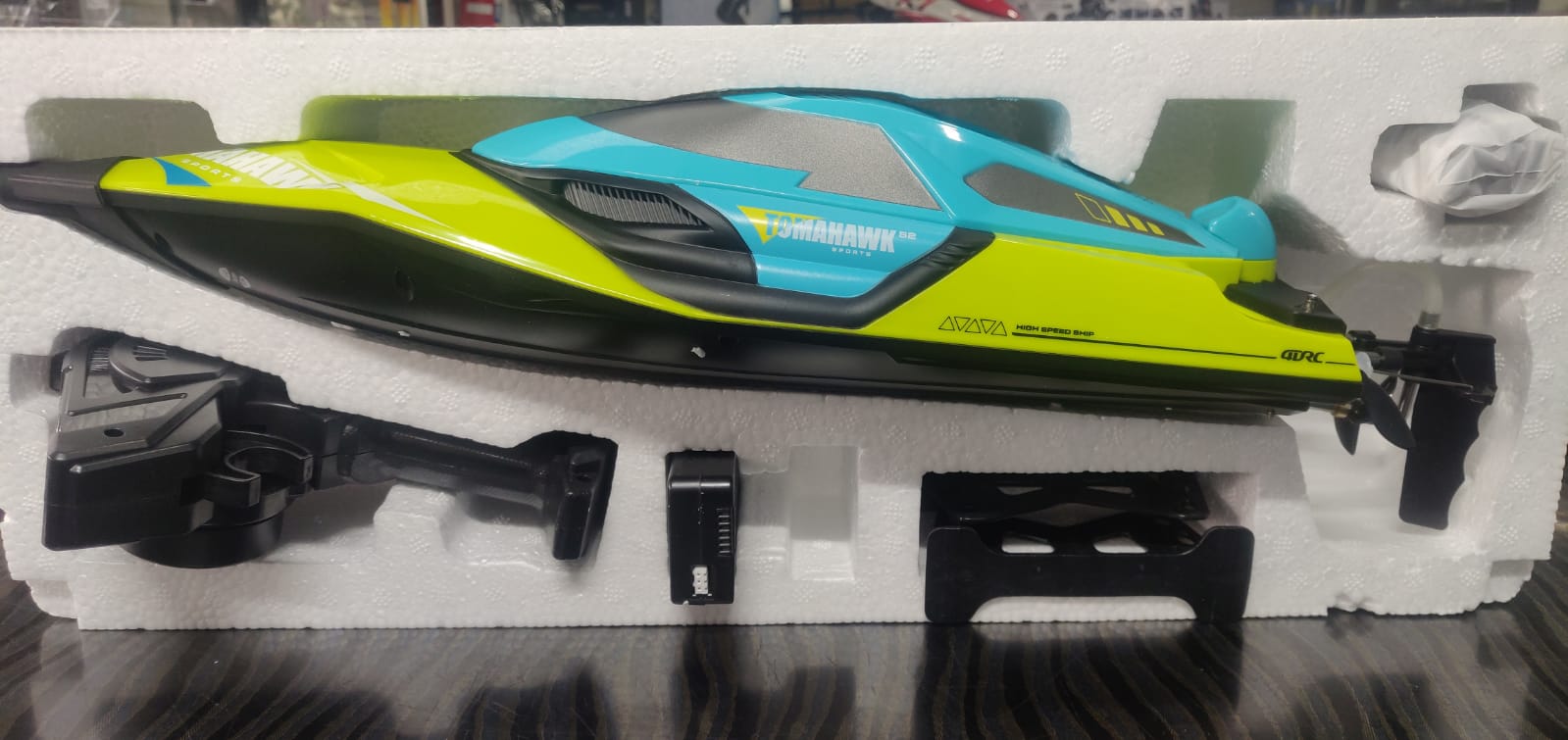 TOMAHAWK RC BOAT ELECTRIC BLUE & GREEN