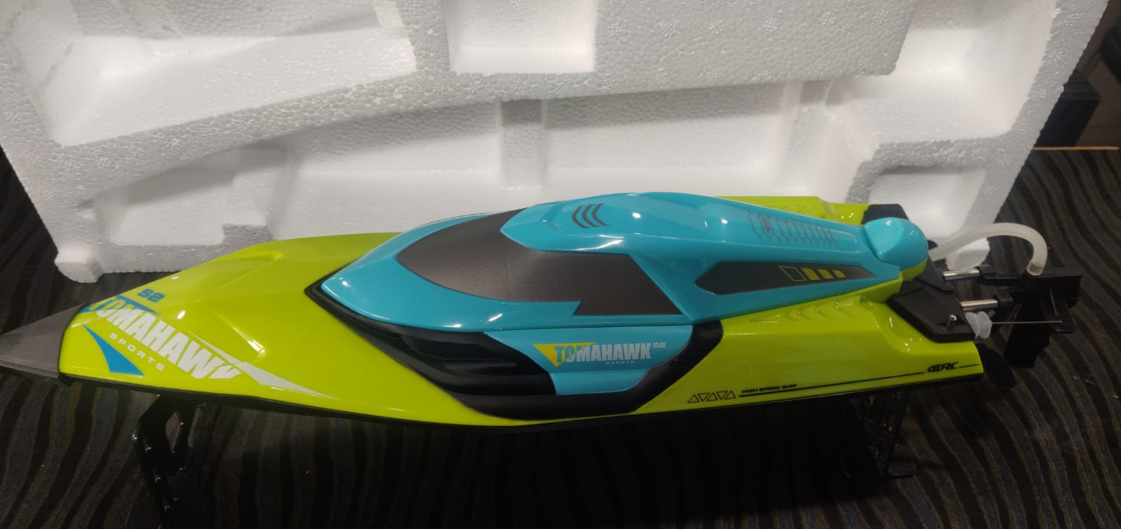 TOMAHAWK RC BOAT ELECTRIC BLUE & GREEN