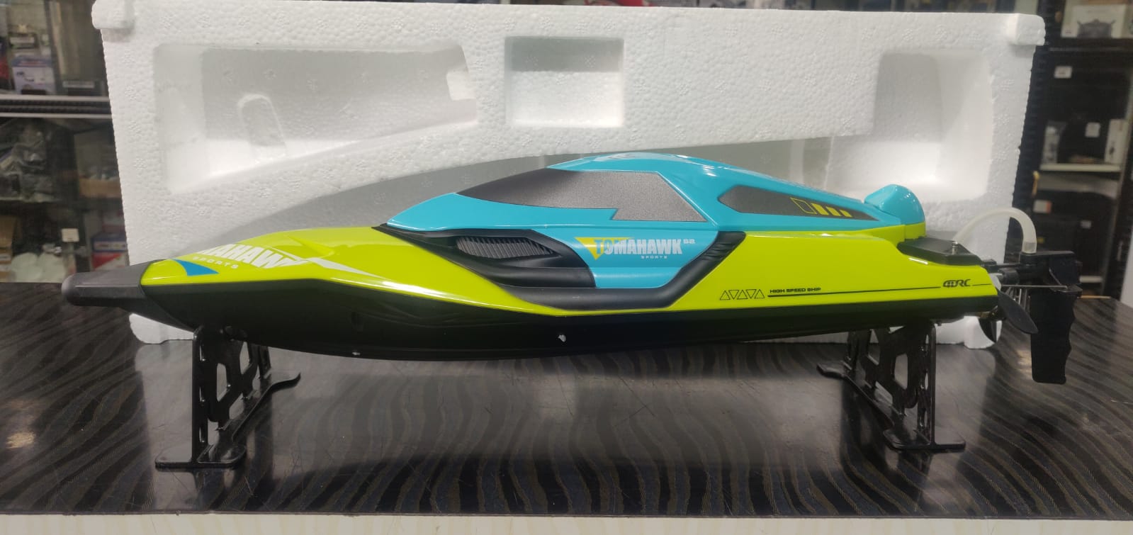 TOMAHAWK RC BOAT ELECTRIC BLUE & GREEN