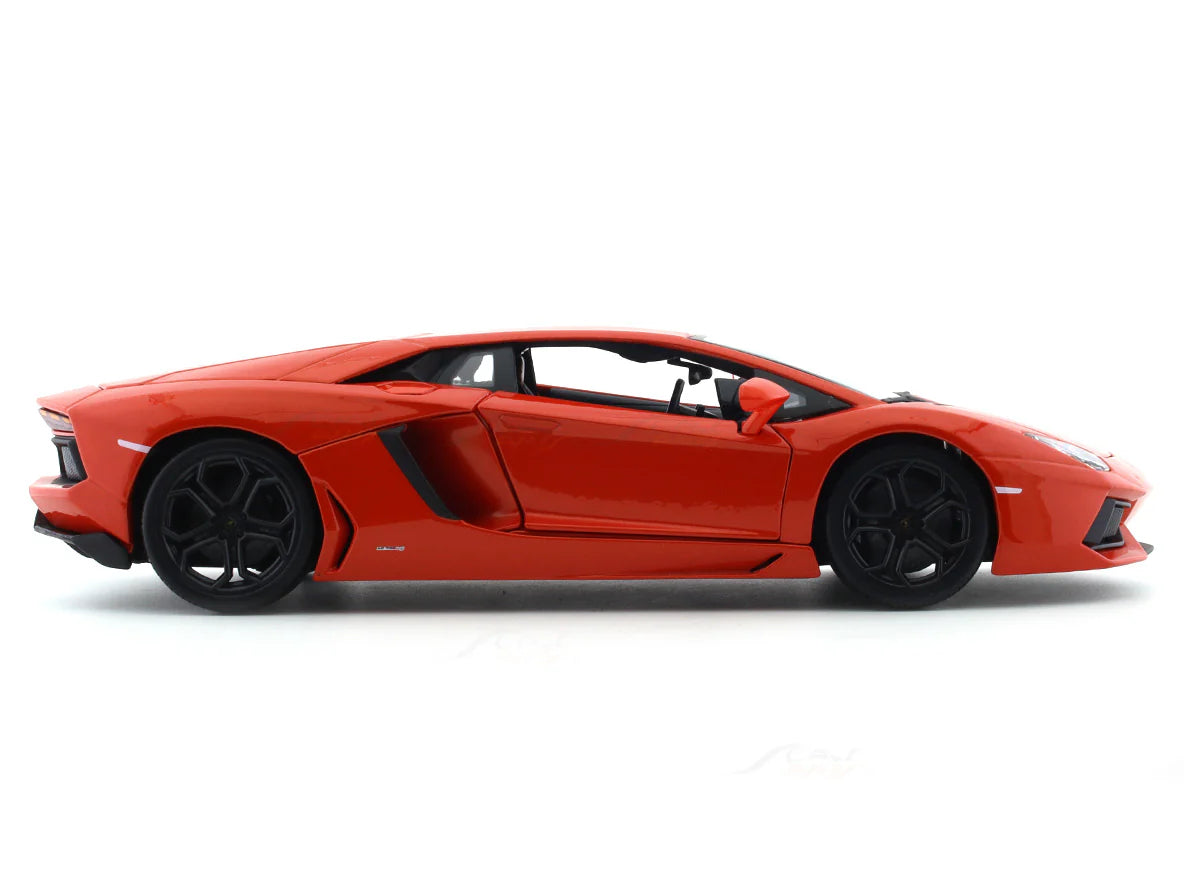 BBURAGO LAMBORGHINI AVENTADOR LP700-4 1:18  DIECAST SCALE MODEL 18-91033X