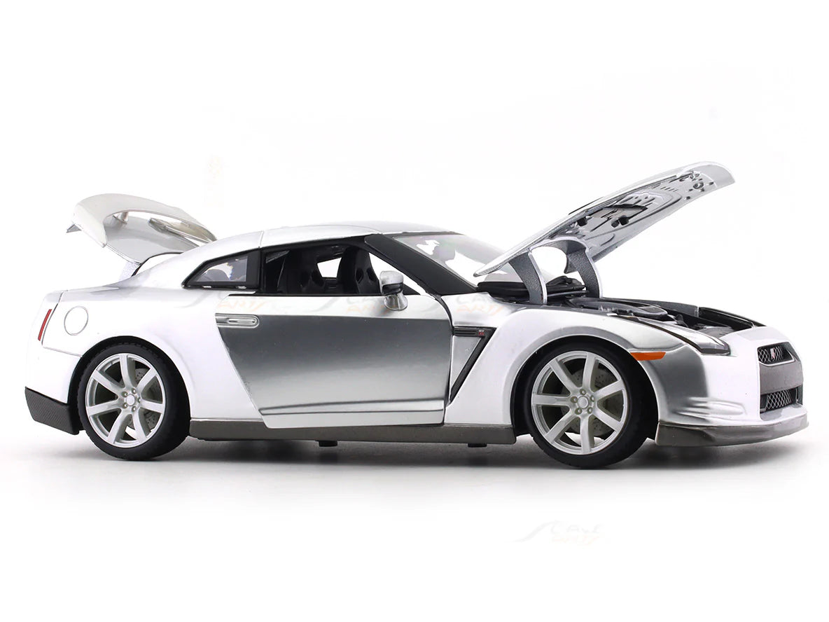 BBURAGO 2009 NISSAN GT-R (R35) LIQUID SILVER 1/18 SCALE 18-01921