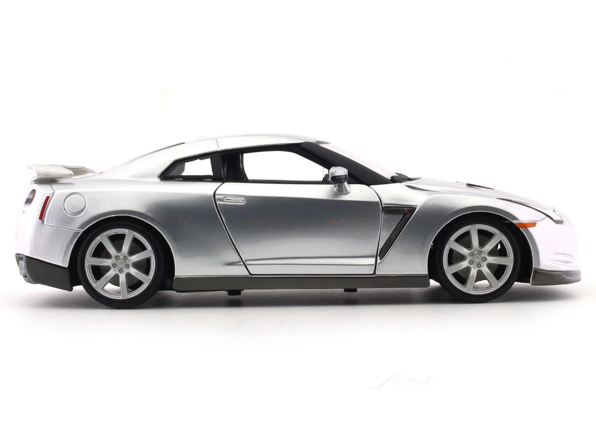BBURAGO 2009 NISSAN GT-R (R35) LIQUID SILVER 1/18 SCALE 18-01921