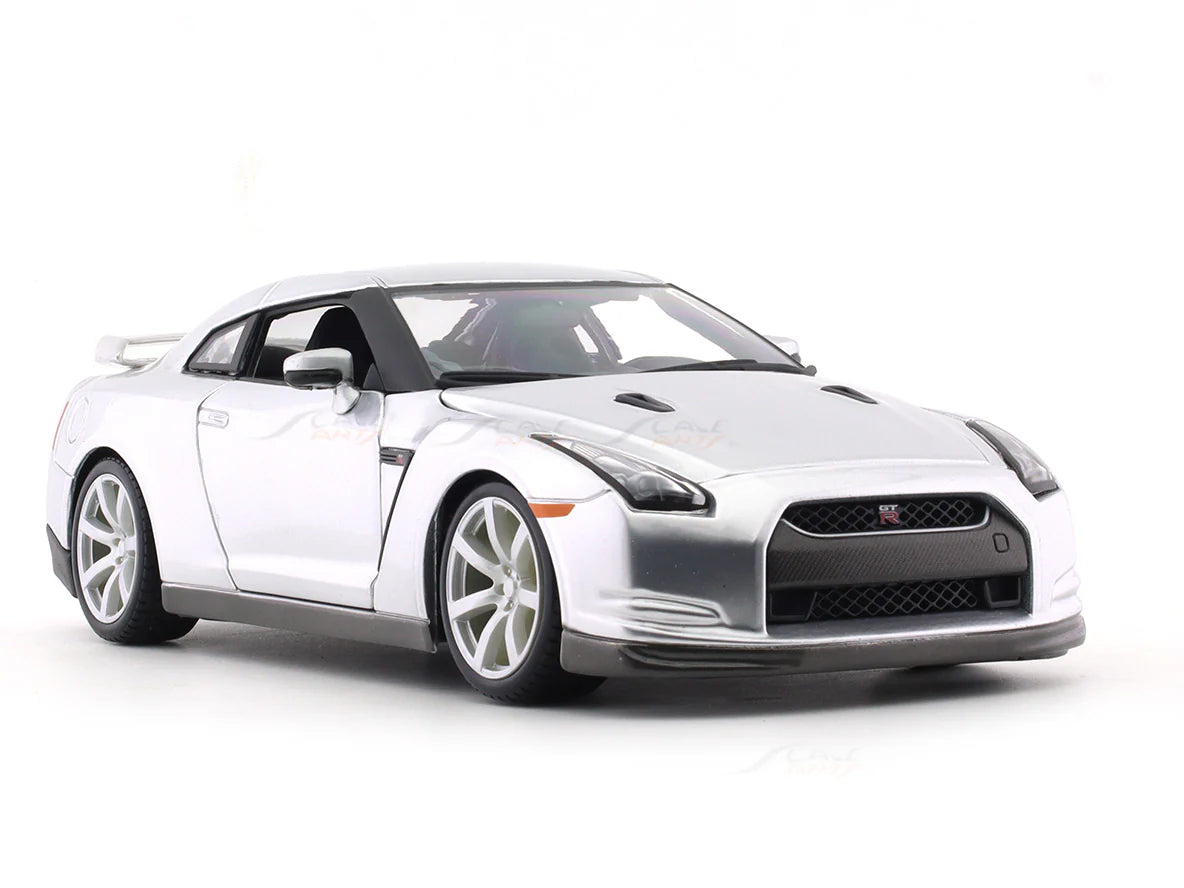 BBURAGO 2009 NISSAN GT-R (R35) LIQUID SILVER 1/18 SCALE 18-01921