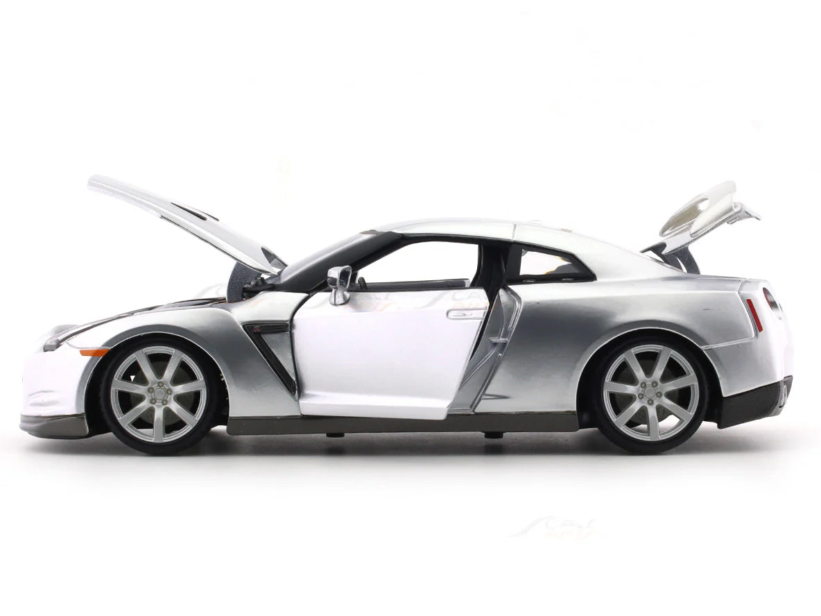 BBURAGO 2009 NISSAN GT-R (R35) LIQUID SILVER 1/18 SCALE 18-01921