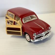 KINSMART 1949 FORD WOODY WAGON 1:40 NO KT5402D (RED)