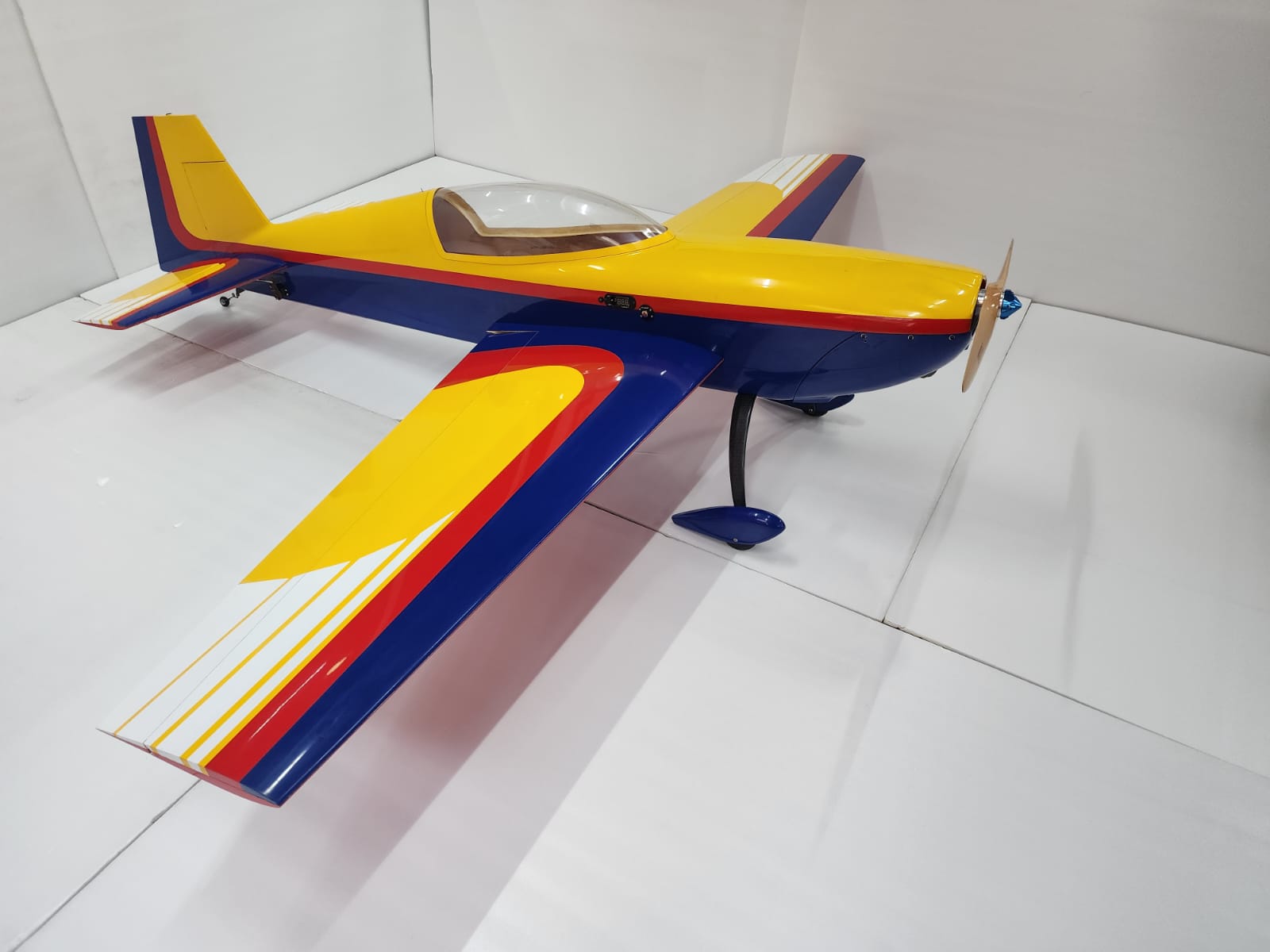 Carf Extra 300L 2.1M (V 1.0) Airplane Rtf