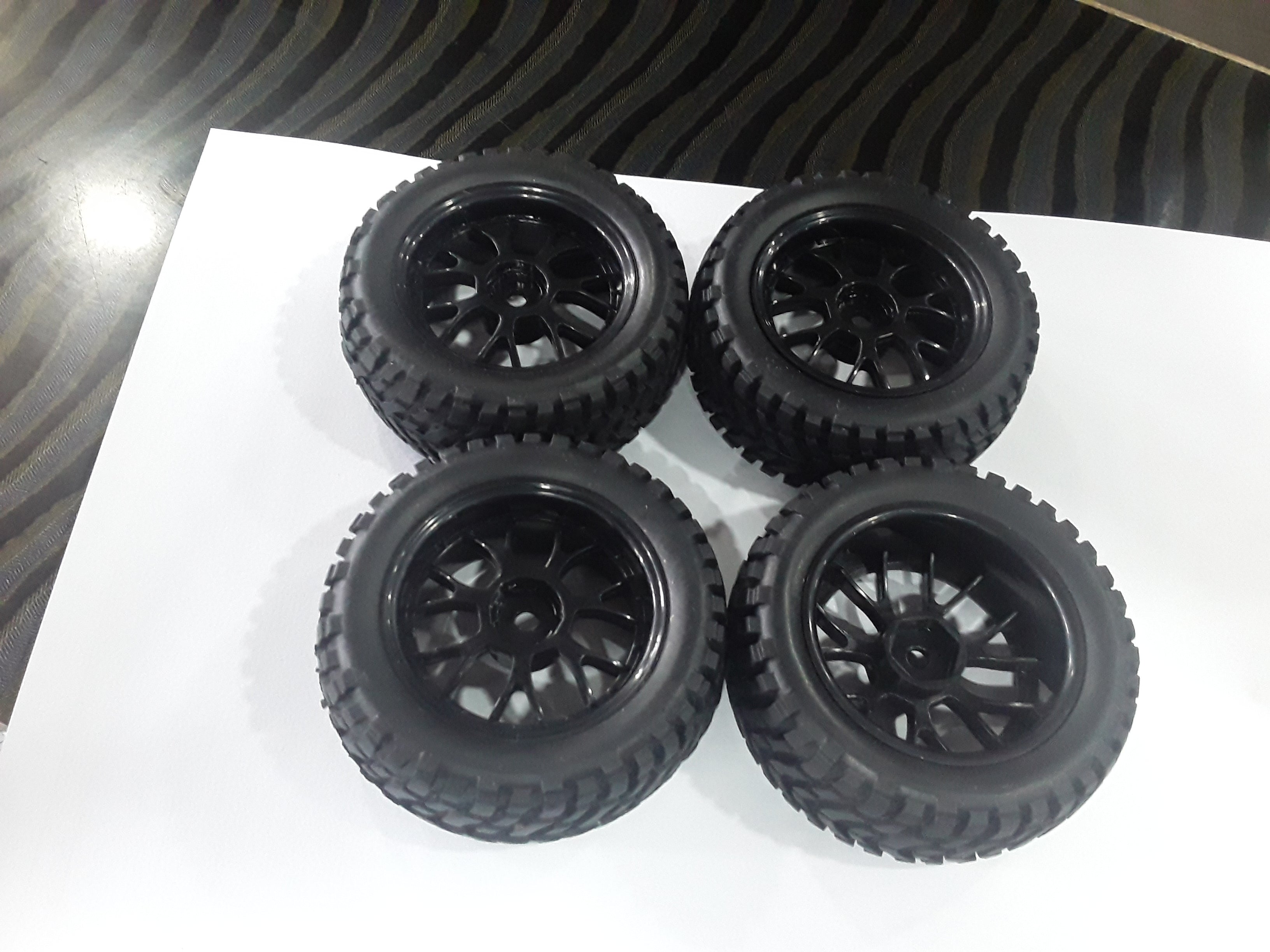 RC 1:10 scale  Rock Crawler Black Alloy 7 Spoke Wheel Rubber Tyre 4PC
