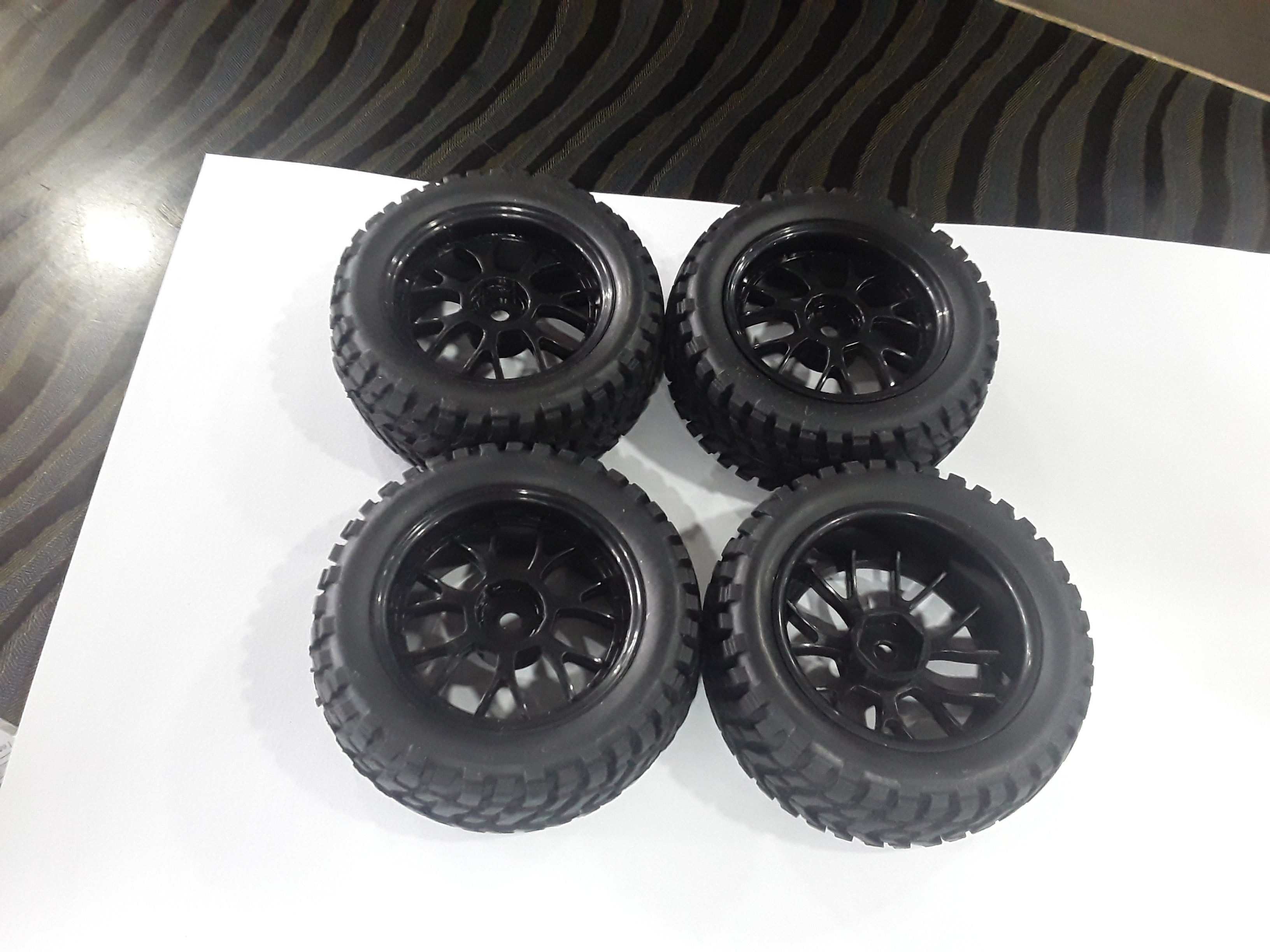 RC 1:10 scale  Rock Crawler Black Alloy 7 Spoke Wheel Rubber Tyre 4PC