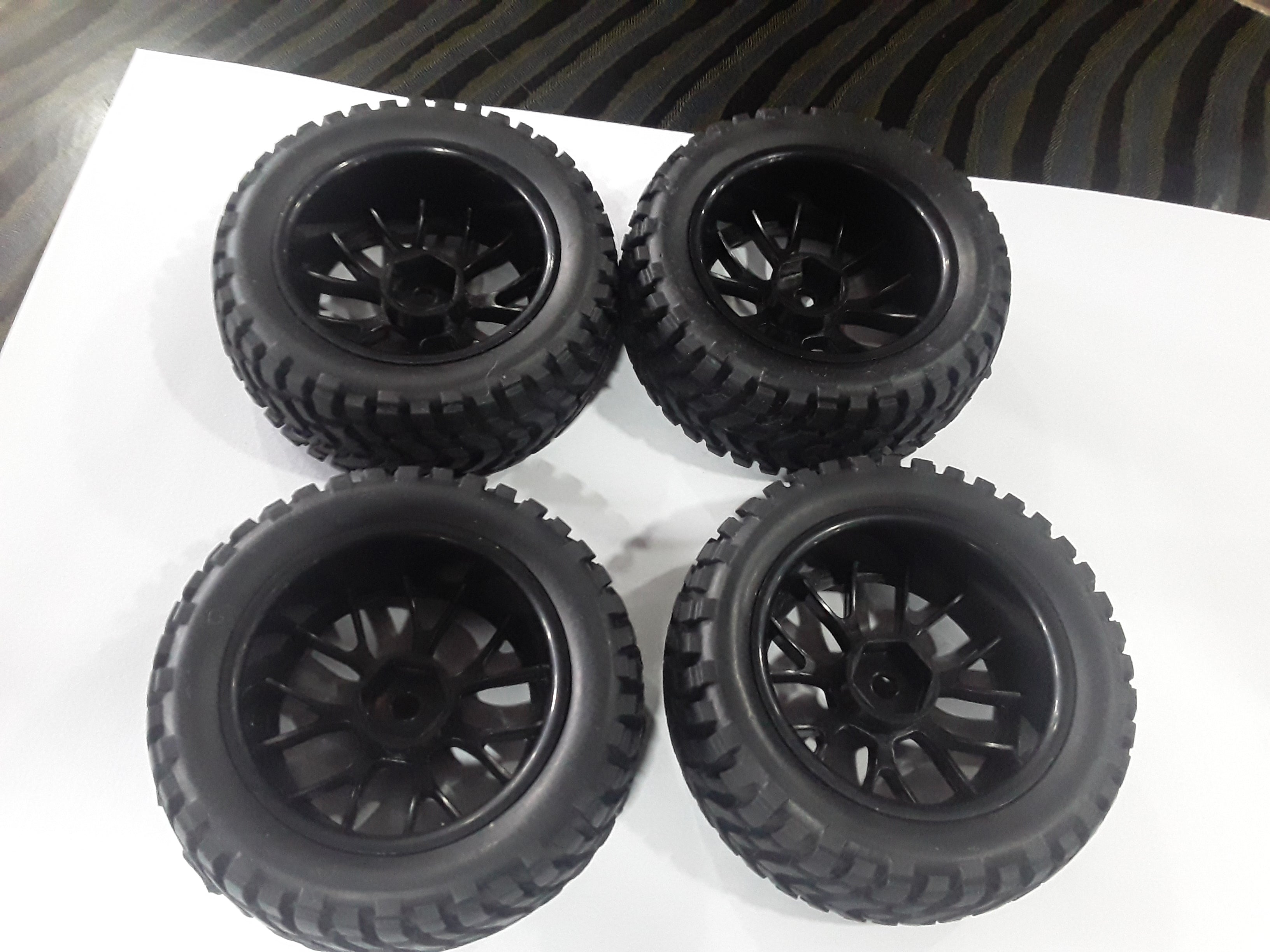 RC 1:10 scale  Rock Crawler Black Alloy 7 Spoke Wheel Rubber Tyre 4PC