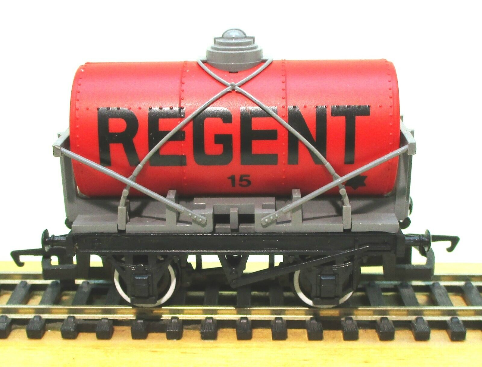 Hornby R343 Small Tanker (Cross Stays) Regent 15 Red Unboxed 00 Gauge -Quality Pre Owned