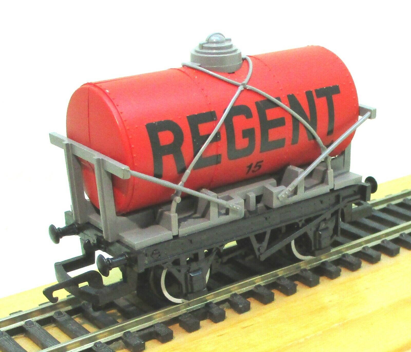 Hornby R343 Small Tanker (Cross Stays) Regent 15 Red Unboxed 00 Gauge -Quality Pre Owned