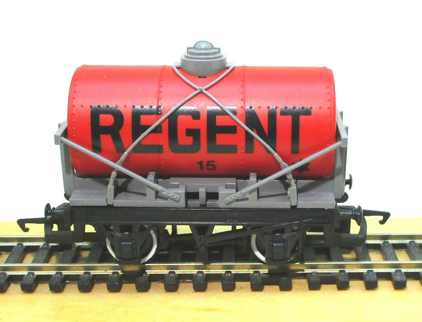 Hornby R343 Small Tanker (Cross Stays) Regent 15 Red Unboxed 00 Gauge -Quality Pre Owned