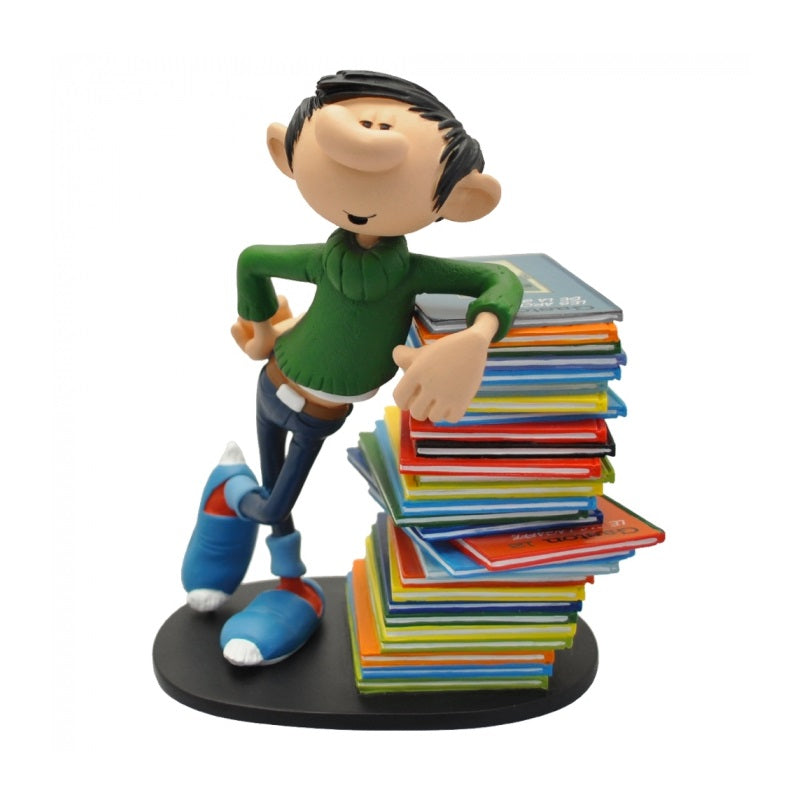 Collectible figurine Plastoy Gaston Lagaffe leaning on a stack of comics (2020) Resin