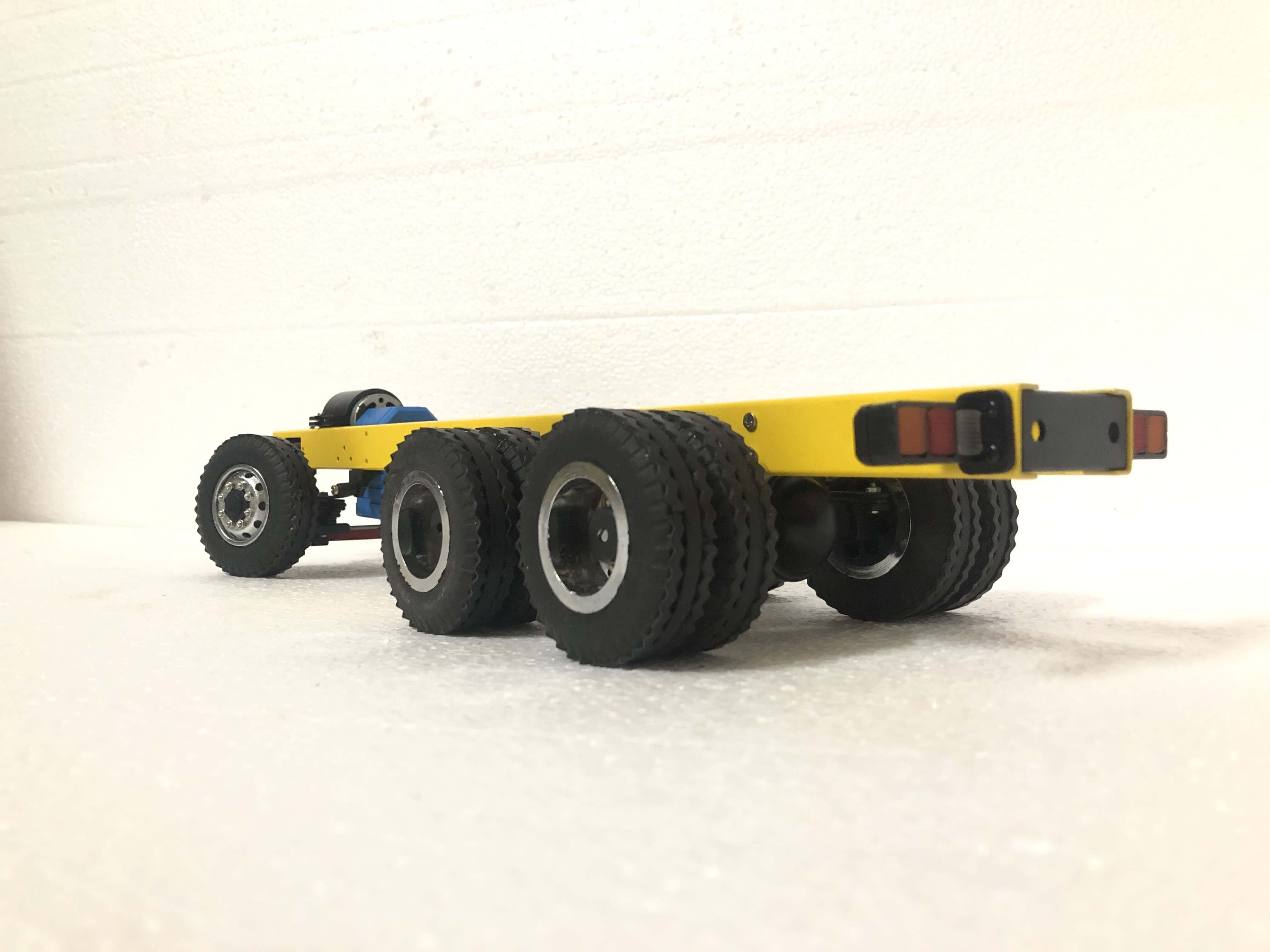 10 Wheel Chassis with Motor-gearbox and Steering Servo (Rear Multi-Axle Drive) (Scale 1:18)