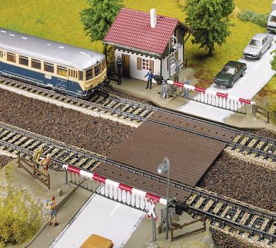 FALLER LEVEL CROSSING WITH GATE KEEPER HOUSE HO SCALE 120174