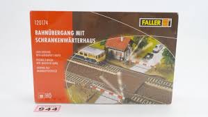 FALLER LEVEL CROSSING WITH GATE KEEPER HOUSE HO SCALE 120174